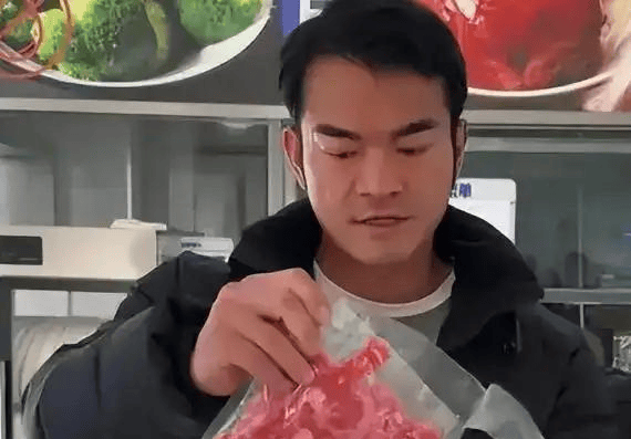 人民日报点名表扬的带货翻车第一人：李维刚卖假肉不甩锅不推诿自掏750万赔偿说到做到粉丝从700万冲到210