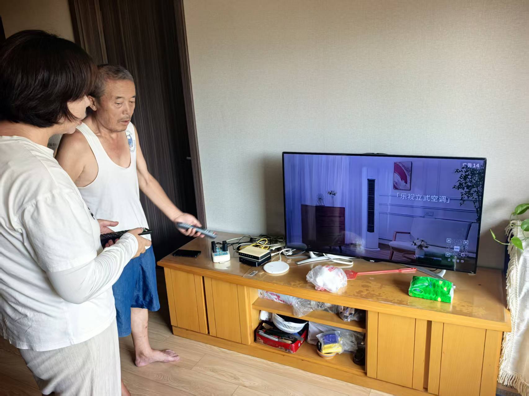 小小遥控器 浓浓为民情