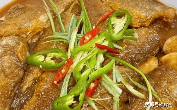 
            红烧小黄鱼，肉嫩到筷子夹不住