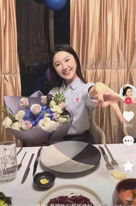 22岁“点读机女孩”患癌剃光头发，18岁考入名牌大学，曾为保研伤身