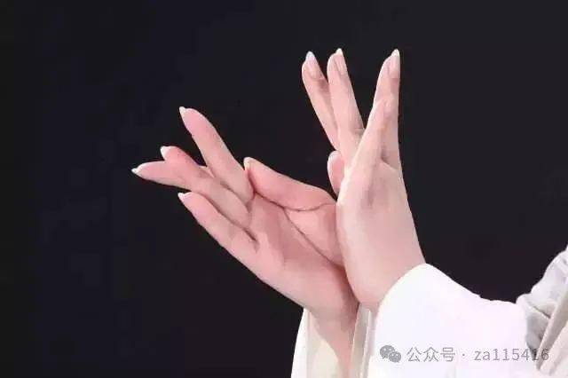 ▼● 兰花指优美在指尖流淌 轻轻地 你翘起的兰花指 拨弄我的心弦 轻盈优