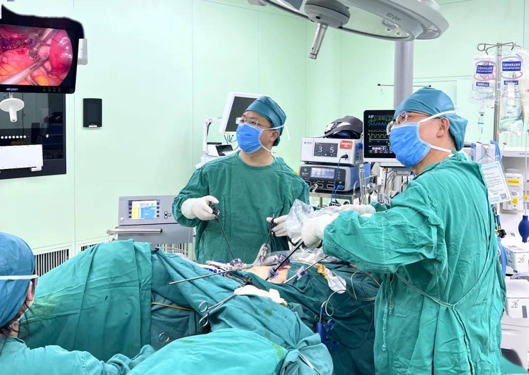 北京积水潭医院妇产科MDT团队首次实施腹腔镜下NOSES新术式，成功为中年女性解除经期困扰