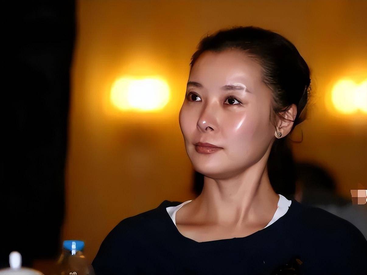 她是开国上将的孙女，4个前任个个都是顶流，如今51岁无人敢娶