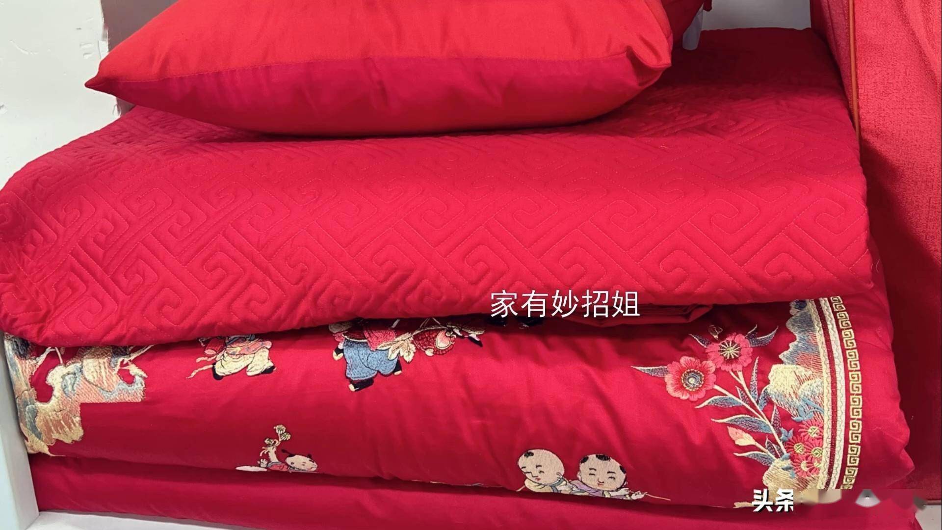 原来棉被要这么叠更省空间，再厚的被子衣柜也能收纳，方法太棒了