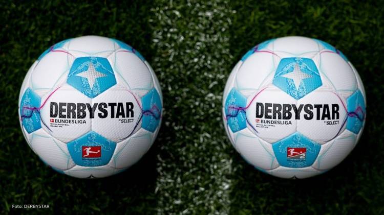 德甲官方公布24/25赛季比赛用球：蓝白配色“德比之星”️