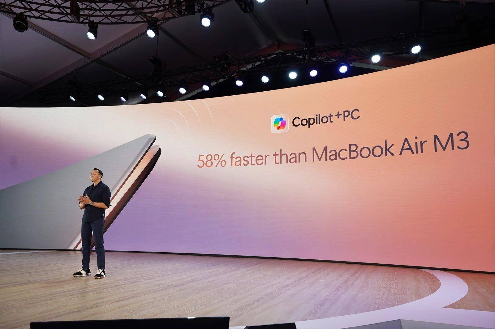 微软发布“Copilot+ PCs”，性能比苹果 M3 MacBook Air 快 58%