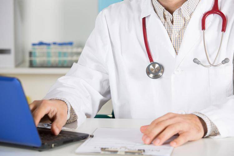 53岁男子突发心梗去世,医生直言:气温上升,心脏不好要少做这些-32岁男子突发心梗怎么办