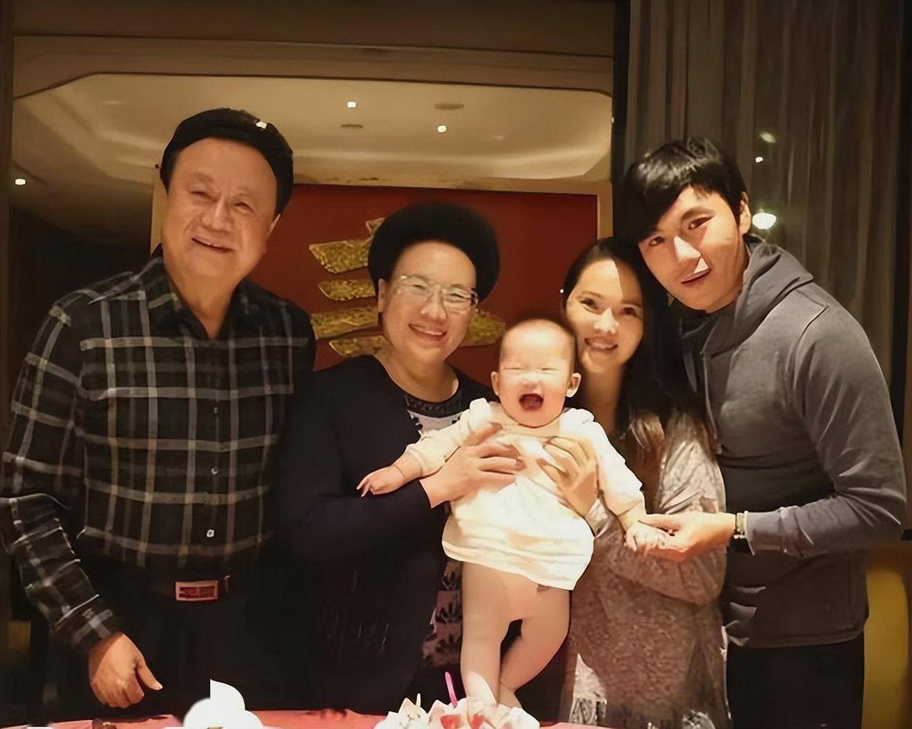 庾澄庆父母结婚照曝光，难怪死活看不上伊能静，秦昊妈妈说的太对
