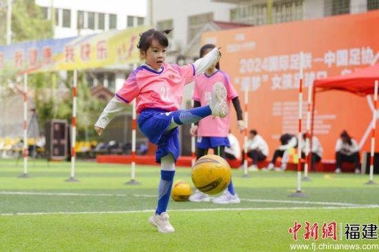 泉州鲤城区：百名女孩驰骋绿茵追梦未来