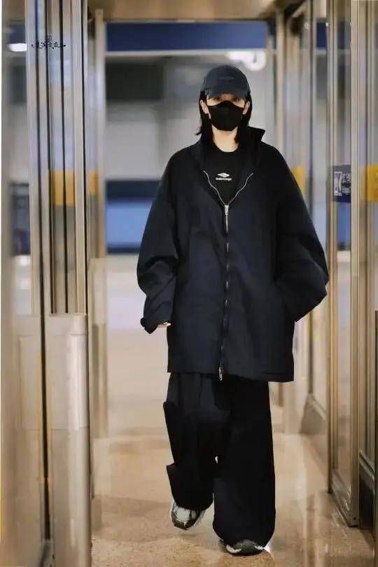 才发现她也是衣架子！