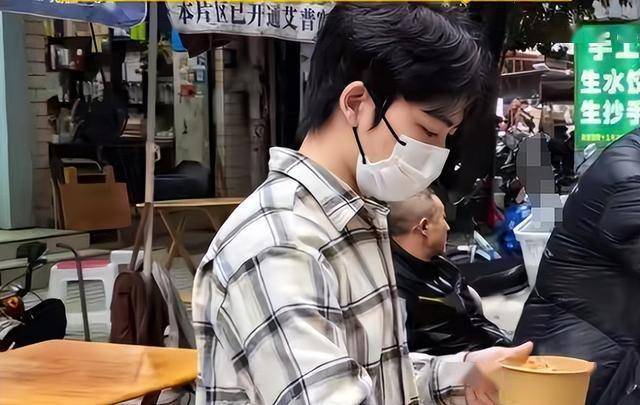 复旦研究生退学摆摊卖土豆泥，摊位火爆，日入700元，当事人回应
