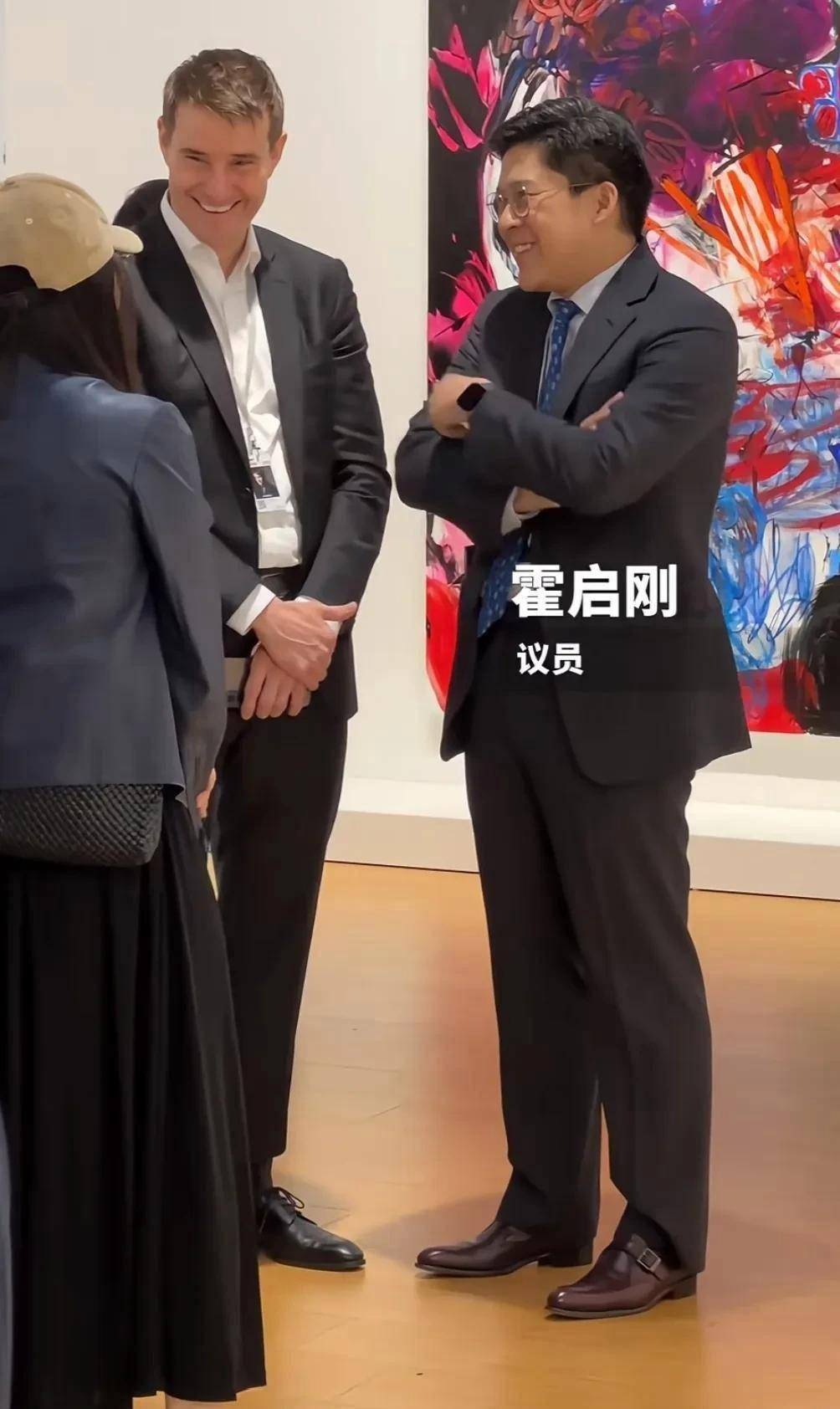 原创郭晶晶和霍启刚同行看展，结婚13年甜蜜如初，79岁霍震霆步履阑珊
