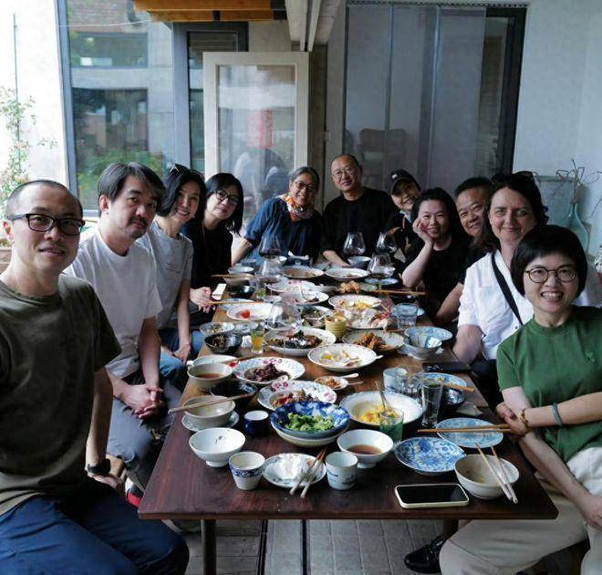 赵薇与好友聚会照流出，素颜出镜发福严重，手臂上长了一个大包