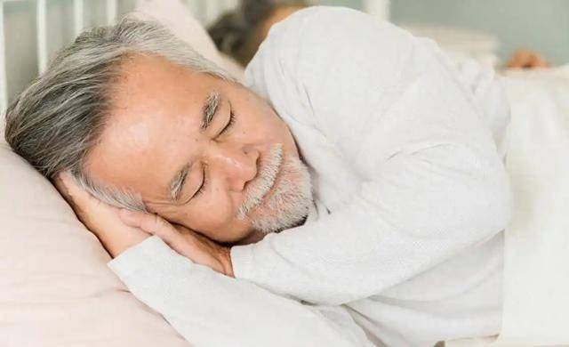 “8小时睡眠论”是错的？医生：年过65岁后，最佳睡眠时间是多久