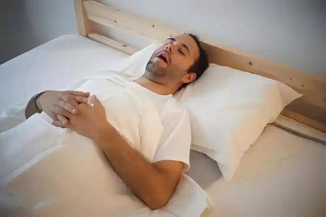 晚上十点睡觉不对?医生再三劝告:过了65岁睡觉要尽量做到这4点