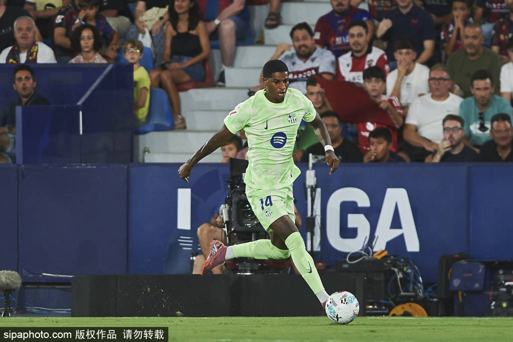 西甲8月最佳进球揭秘：佩德里如何用一脚远射引爆全场？