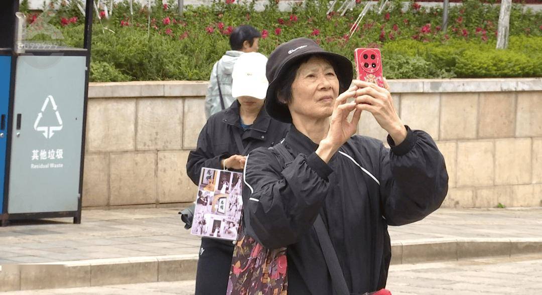 00后不赶场、银发族避高峰！昆明凭气候风光圈粉两代人