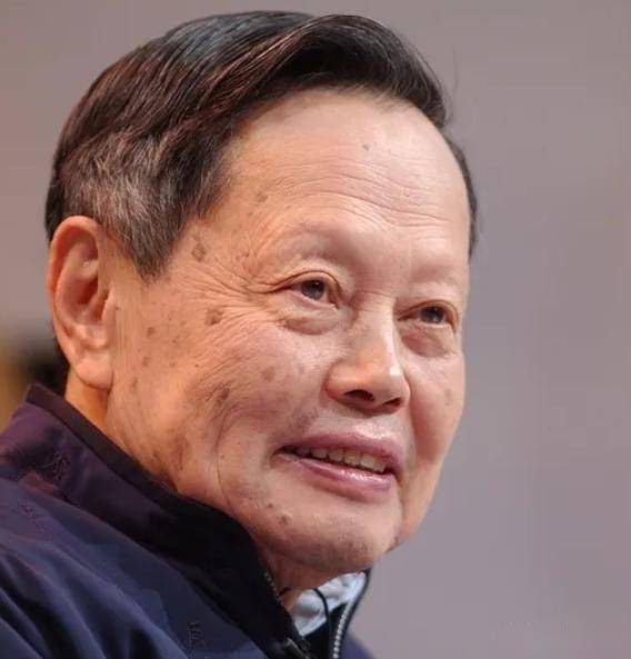 原创             杨振宁和钱学森最大的区别在哪儿 杨振宁和钱学森都是杰出的华人科学家，但区别明显，杨振宁是理论物理的巨擘