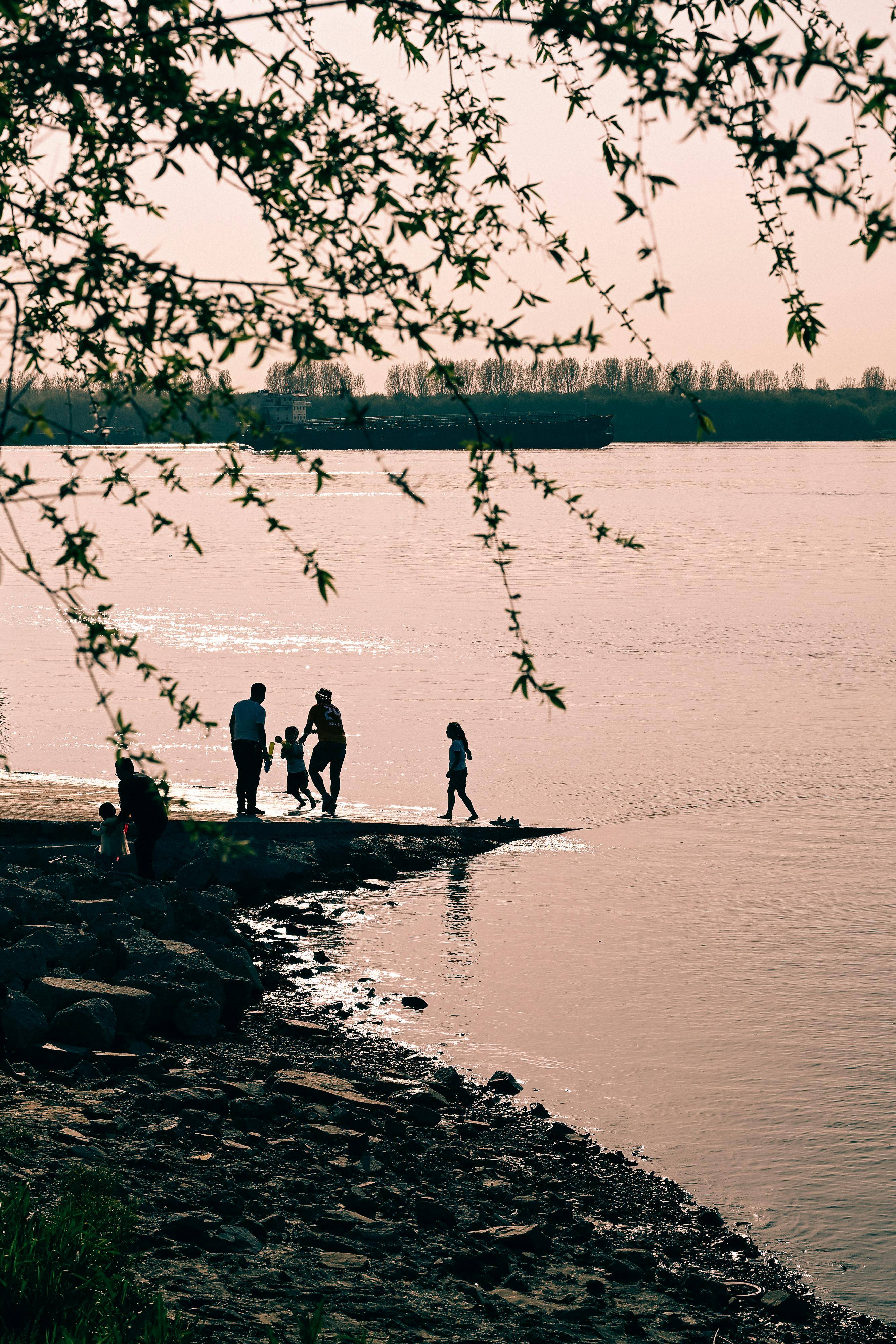 伟德国际揭秘短剧界“因戏生情”真情侣：从搭档到夫妻短剧CP的甜蜜真相
