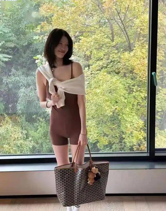 陈伟霆妈妈北京首见儿媳孙子，何穗性感造型引爆话题