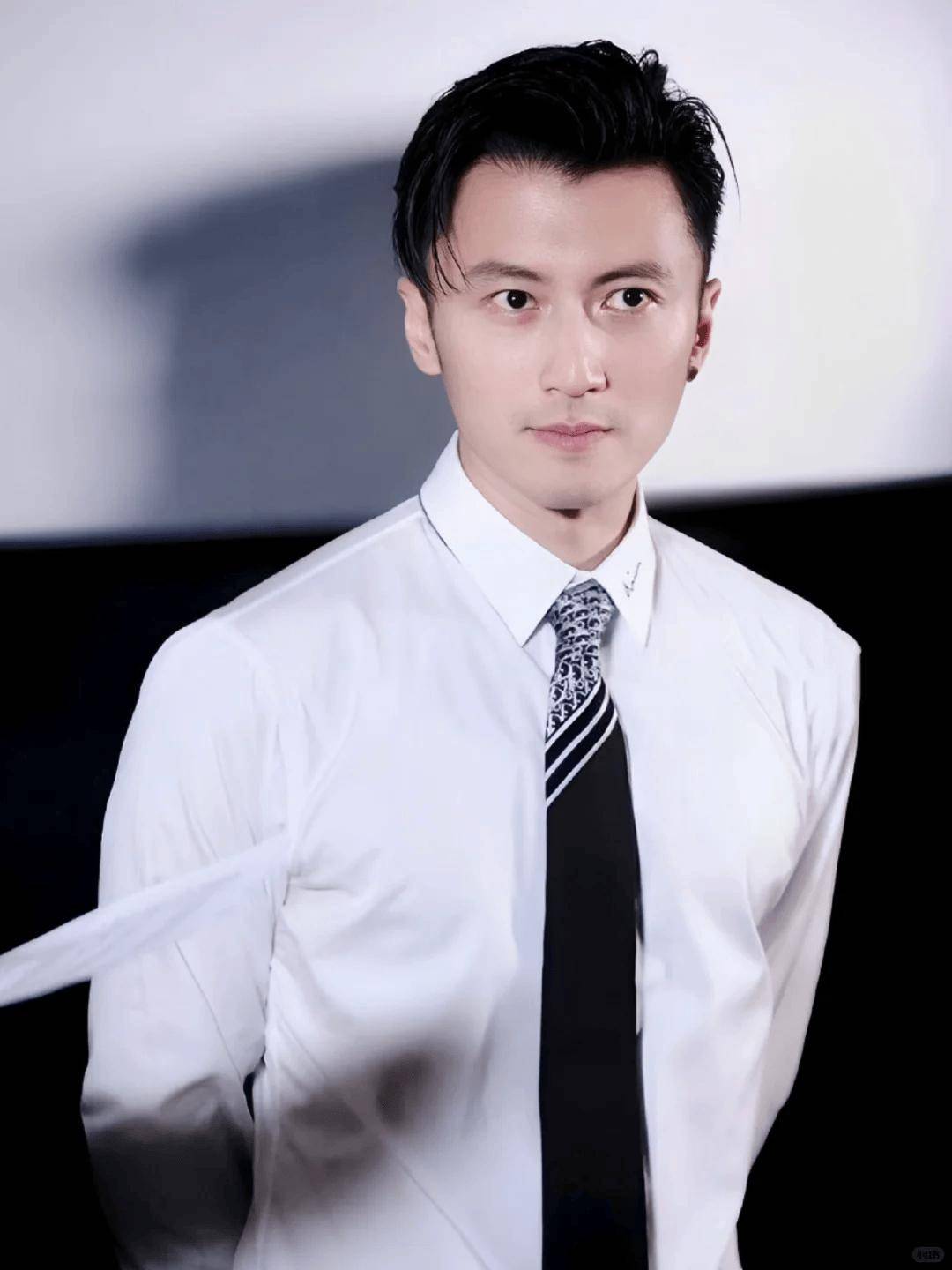 谢霆锋生日和父母聚会!谢贤老到不敢认,狄波拉涂绿指甲油似少女