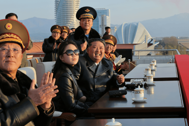 金正恩携女着“亲子装”出席朝鲜空军活动，新导弹亮相