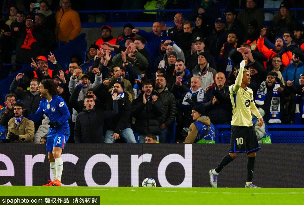 切尔西对裁判安东尼·泰勒愤怒不已：经典伦敦德比的争议时刻