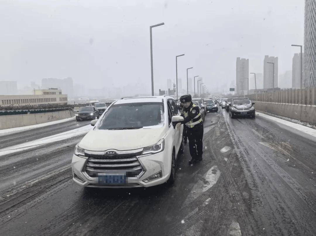 风雪中的守护 | 风雪“豫”警,温暖守护! 风雪中的守护 | 风雪“豫”警,温暖守护!