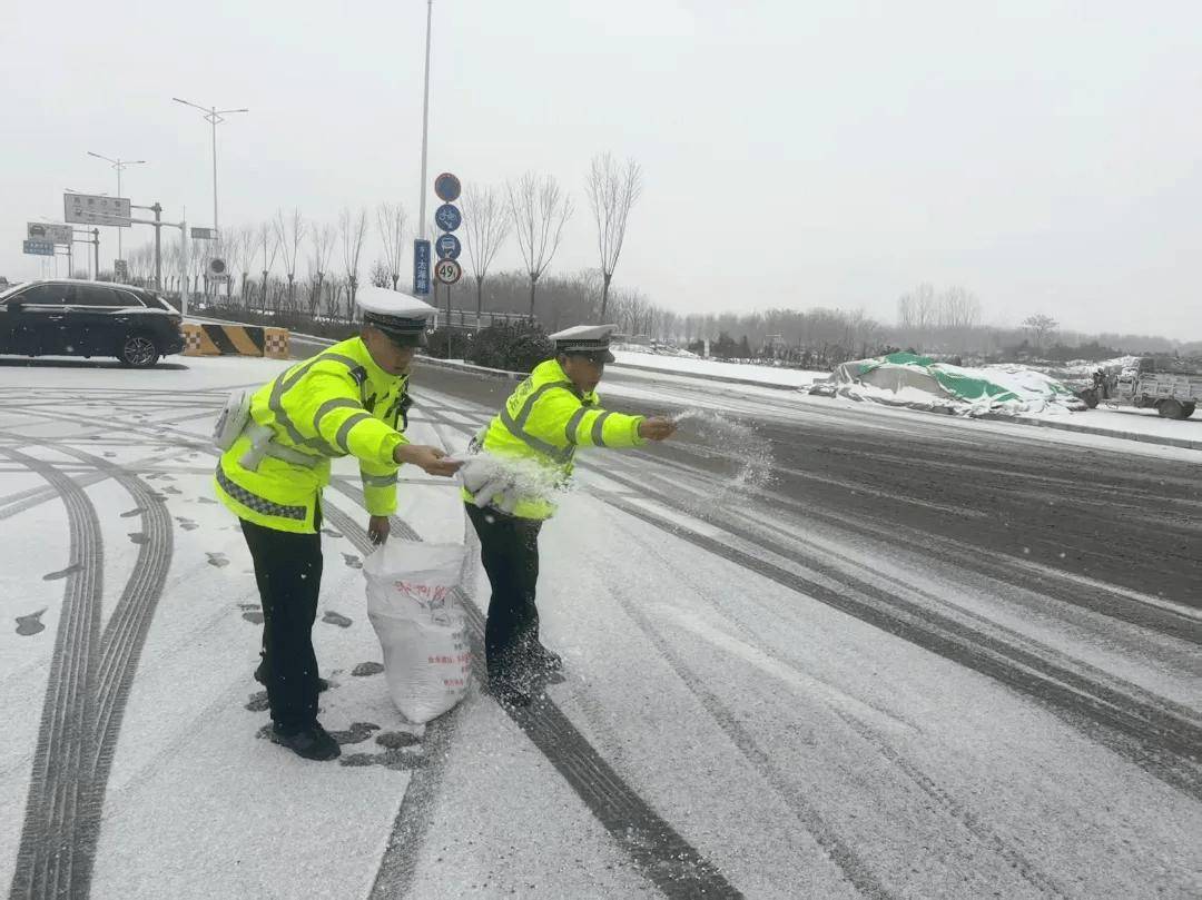 风雪中的守护 | 风雪“豫”警,温暖守护! 风雪中的守护 | 风雪“豫”警,温暖守护!