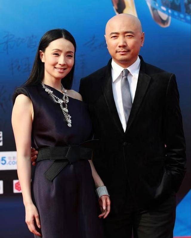 53岁陶虹与家人聚餐,17岁女儿徐小宝变漂亮了,长得像爸爸徐峥