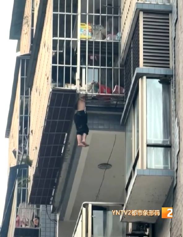 女童独自在家翻窗踏空悬挂五楼命悬一线之际他们来了