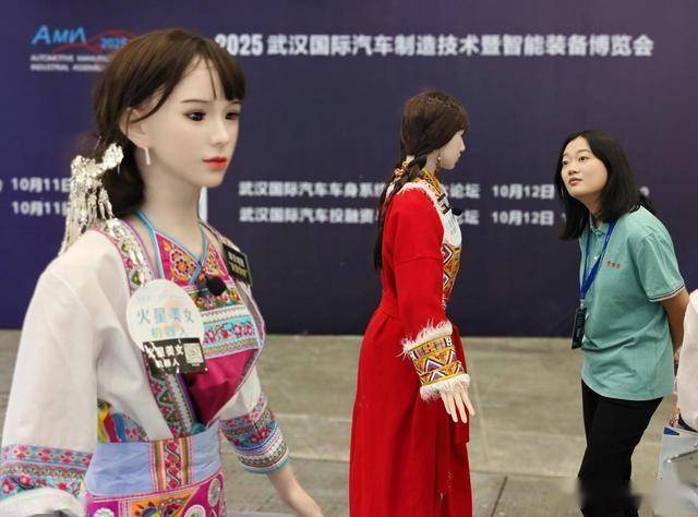 原创             AI美女杀疯擦边圈！真人主播流量被抢光，活路只剩线下？