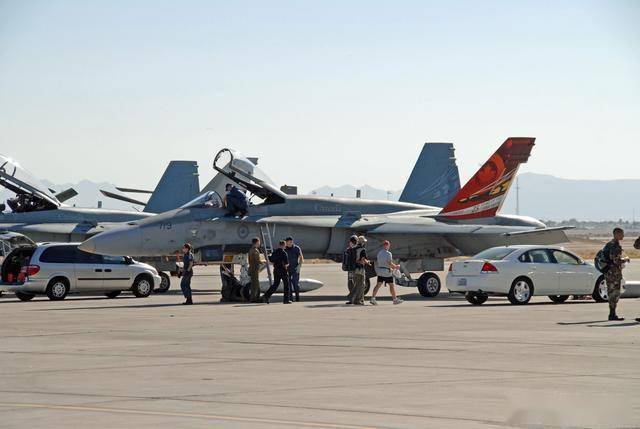 从弃子到全能王：麦道F/A-18“大黄蜂”的逆袭之路