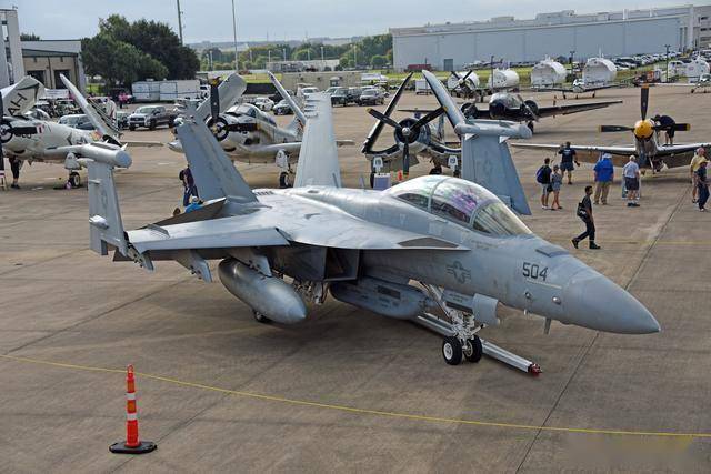 从弃子到全能王：麦道F/A-18“大黄蜂”的逆袭之路