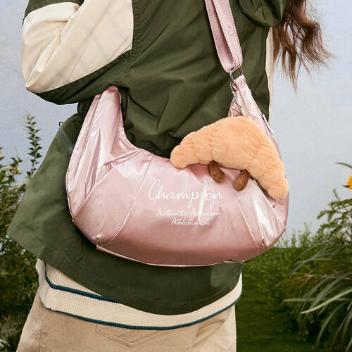 时尚与功能的完美结合——Champion冠军25春季单肩包让你轻松出街！(图1)