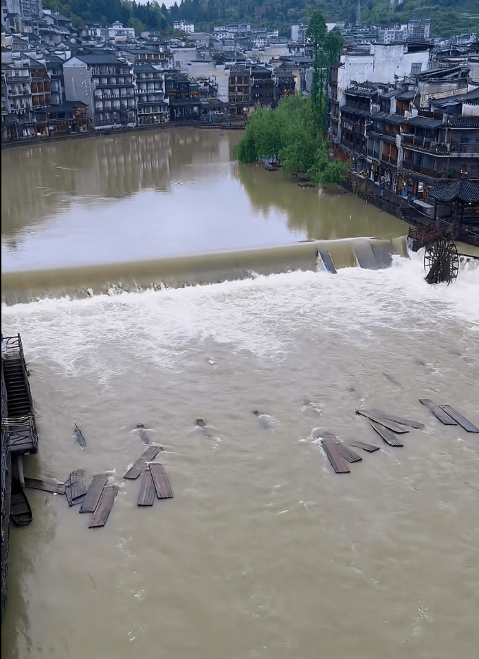 南方暴雨致多个景区受影响：湘西“一脚踏三省”碑、桂林“甲天下”碑都被淹