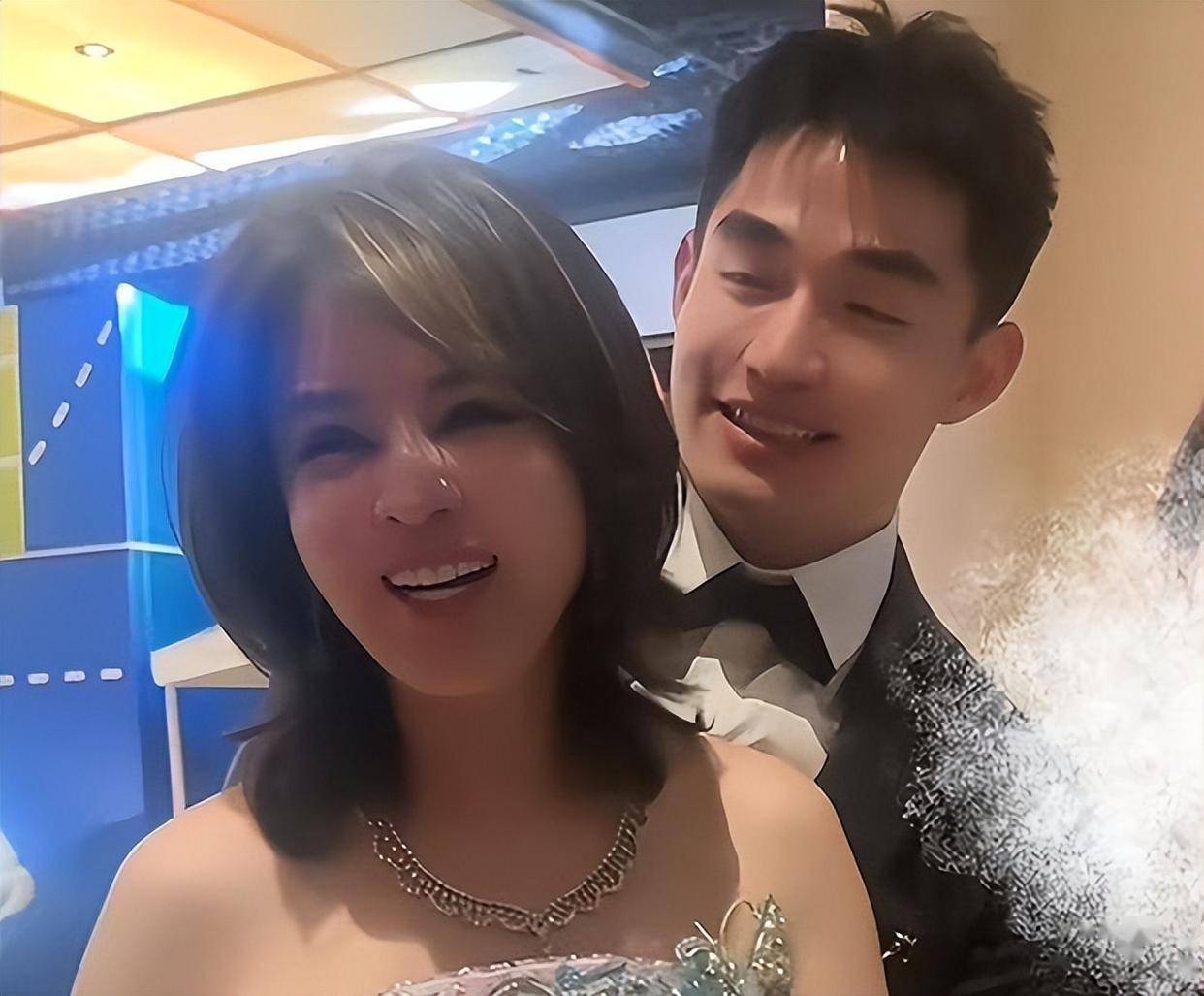 57岁亿万女老板嫁25岁男友豪掷千万陪嫁两个亲儿子命运却天差地别
