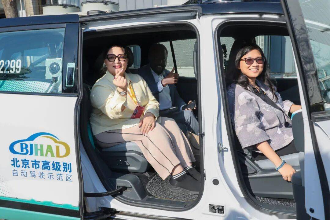 “期待尽快引入我们国家！”CVF-V20政要团组体验萝卜快跑