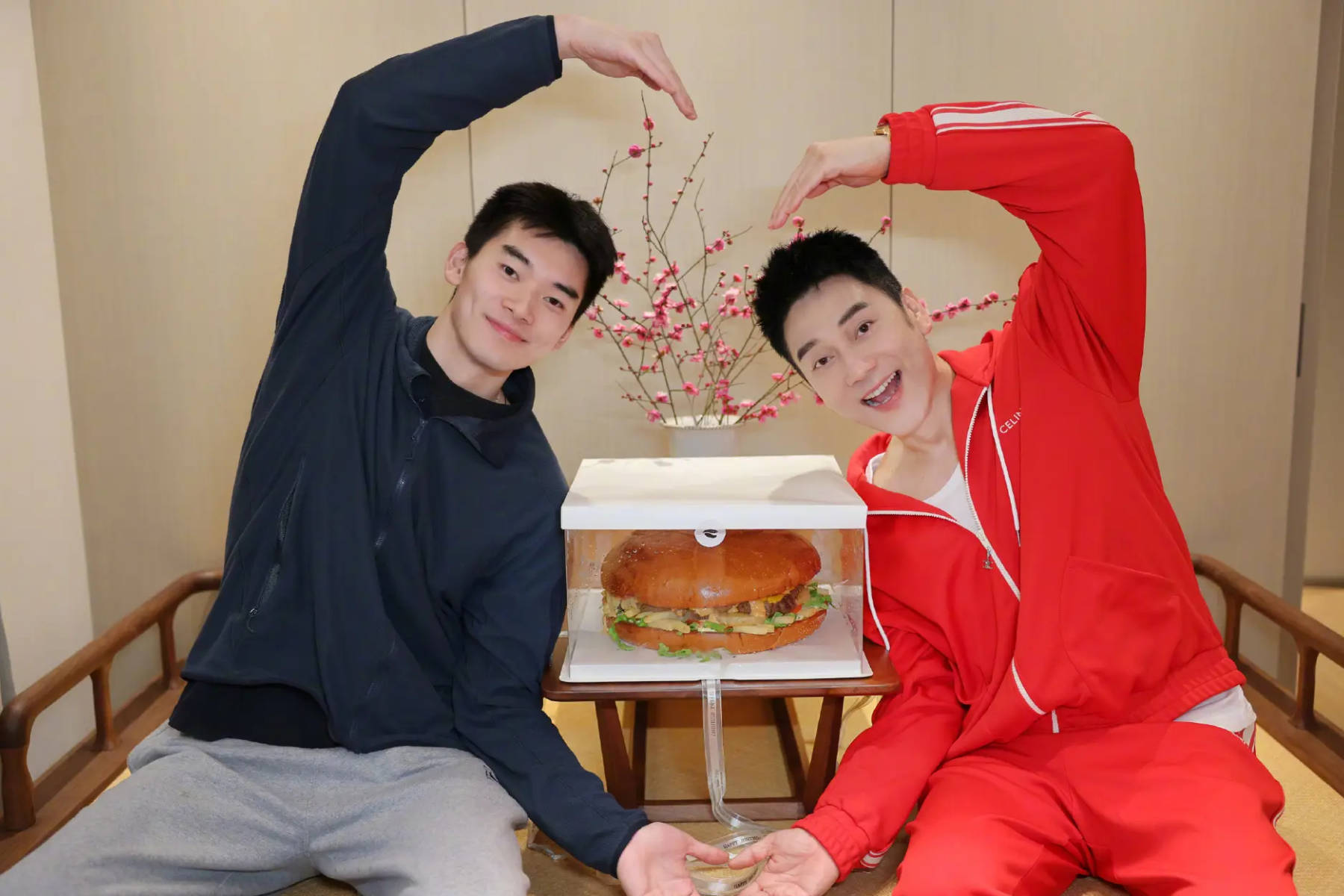 林依轮晒照为儿子庆祝21岁生日父子俩颜值似兄弟