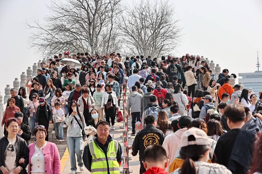 北京清明节游客多图片