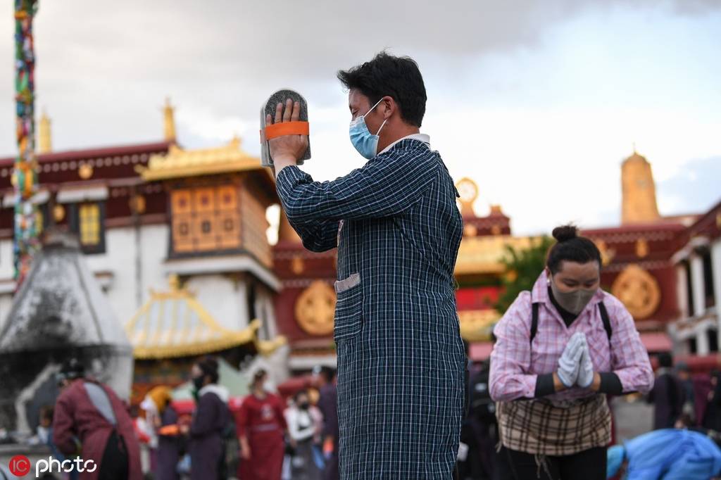 西藏"萨嘎达瓦"宗教活动达高潮