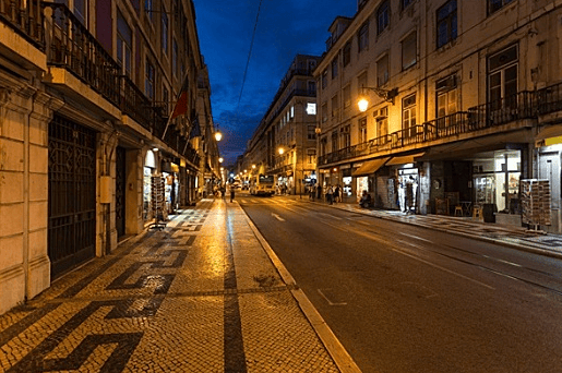 街头灯光点亮城市的夜晚