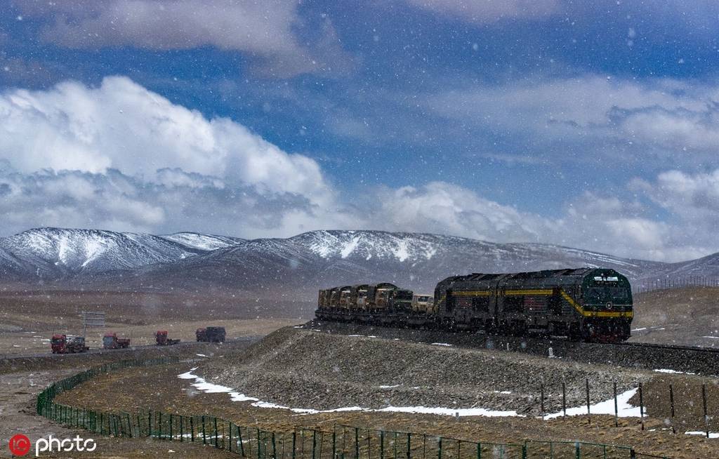 初夏时节 青海格尔木巍巍昆仑美如画