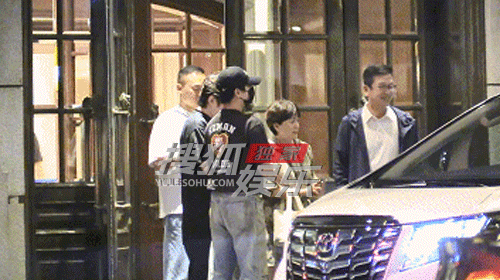 独家:杨洋和经纪人参加饭局 与朋友拥抱后道别