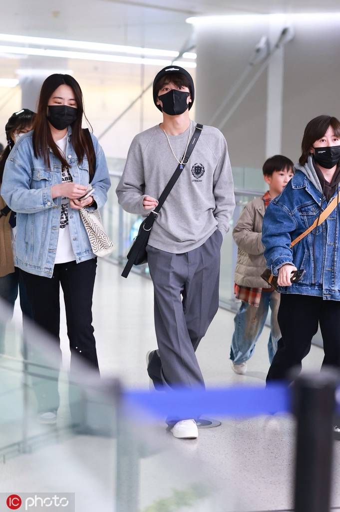 何洛洛现身上海机场灰色t恤同色系阔腿裤休闲帅气