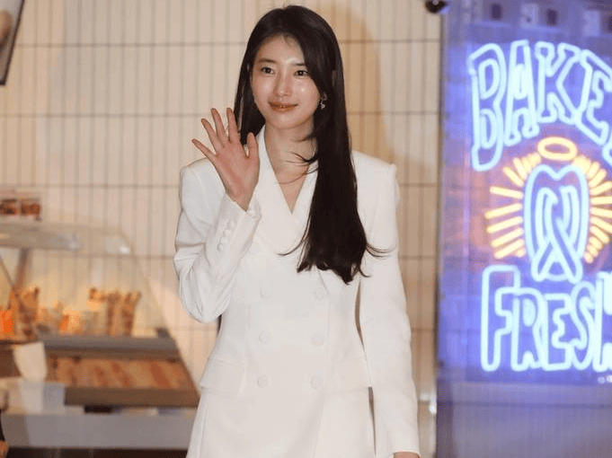 裴秀智身穿白色西服亮相hanmac快闪店开业活动