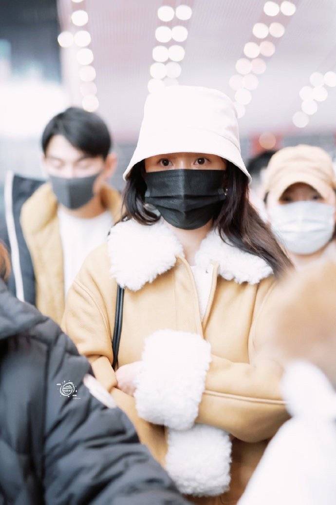 杨幂穿咖色皮夹克搭浅色牛仔裤戴渔夫帽温柔可爱