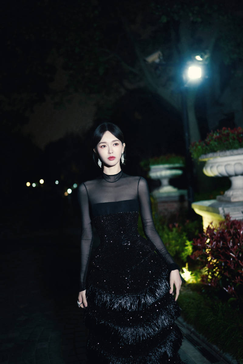 唐嫣身着黑色流苏蛋糕裙熠熠生辉皮肤白到发光