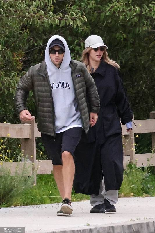 罗伯特帕丁森带妻女外出散步妻子素颜太憔悴