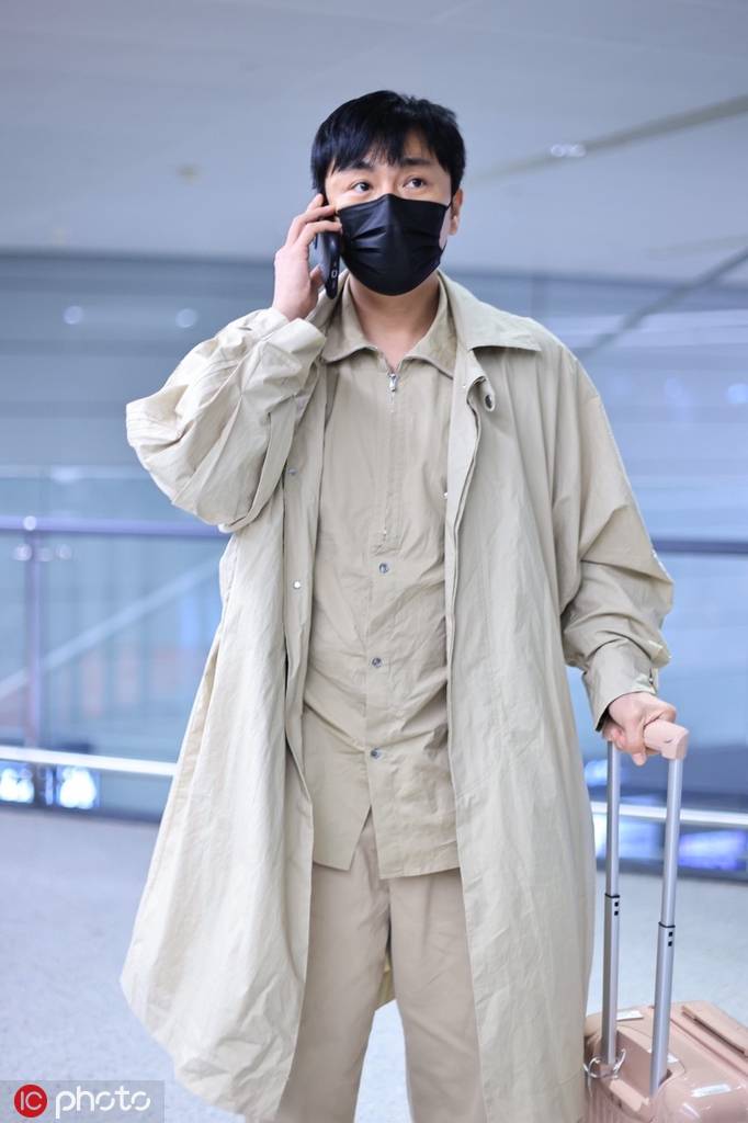 秦昊现身上海机场 卡其色风衣穿搭时尚简约